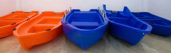 600 Plastikboote wurden in Container verladen und sind versandbereit