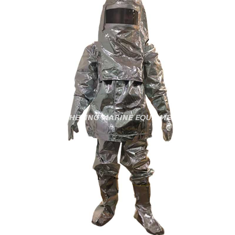Regelmäßige Inspektion des Aluminiumfolienmaterials. Feuerschutzanzug