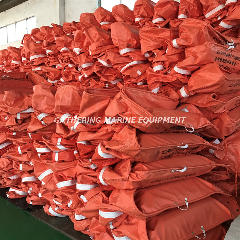 Absorbierender Ausleger für Ölverschmutzungen aus PVC. Öleindämmungsausleger