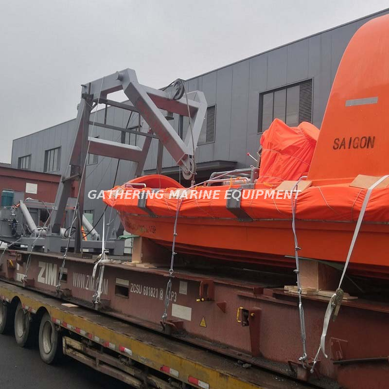 ein Davit vom Typ A und ein FRC-Rettungsboot
